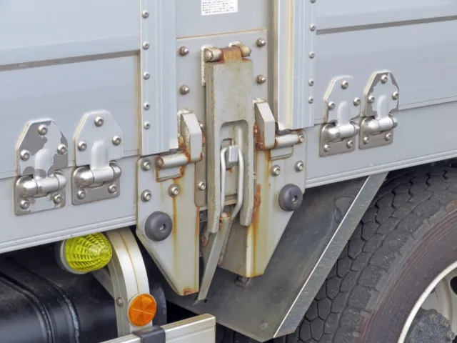 中柱のロック部周辺にサビがあります。|日野 プロフィア 2DG-FW1AHGの写真16