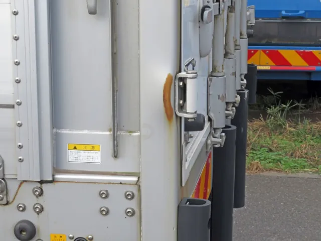 門口ポストにヘコミがあります。|日野 プロフィア 2DG-FW1AHGの写真18