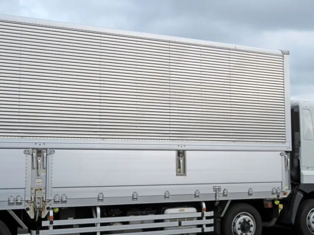 コルゲートに看板日焼け跡があります。|日野 プロフィア 2DG-FW1AHGの写真35