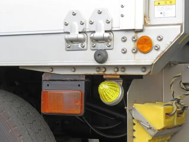 運転席側サイドレール付近にサビがあります。|日野 プロフィア 2DG-FW1AHGの写真36