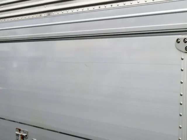 運転席側あおり前側に小さいヘコミがあります。|日野 プロフィア 2DG-FW1AHGの写真37