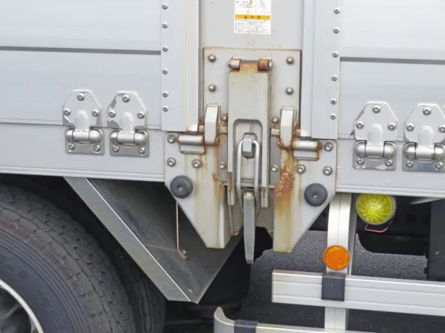 中柱ロック部周辺にサビがあります。|日野 プロフィア 2DG-FW1AHGの写真39