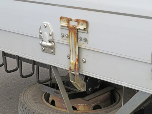 セイコーラックにサビがあります。|日野 プロフィア 2DG-FW1AHGの写真40