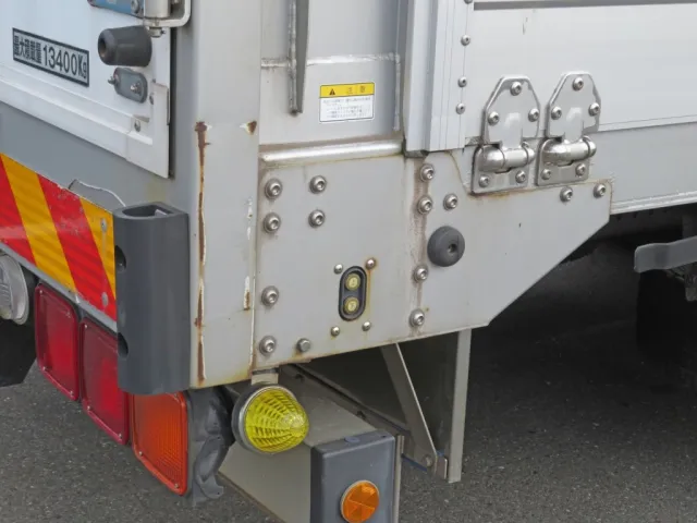 運転席側門口ポストにキズ・サビがあります。|日野 プロフィア 2DG-FW1AHGの写真42