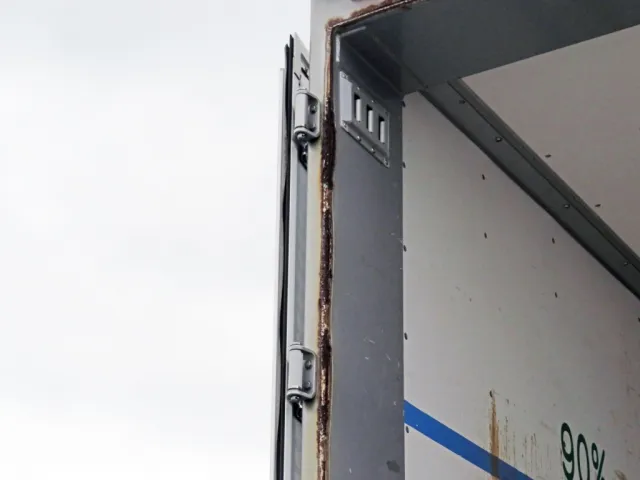 門口助手席側にサビがあります。|日野 プロフィア 2DG-FW1AHGの写真44