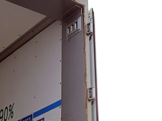 門口運転席側にサビがあります。|日野 プロフィア 2DG-FW1AHGの写真45