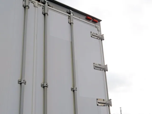 リア扉に看板日焼け跡があります。|日野 プロフィア 2DG-FW1AHGの写真46