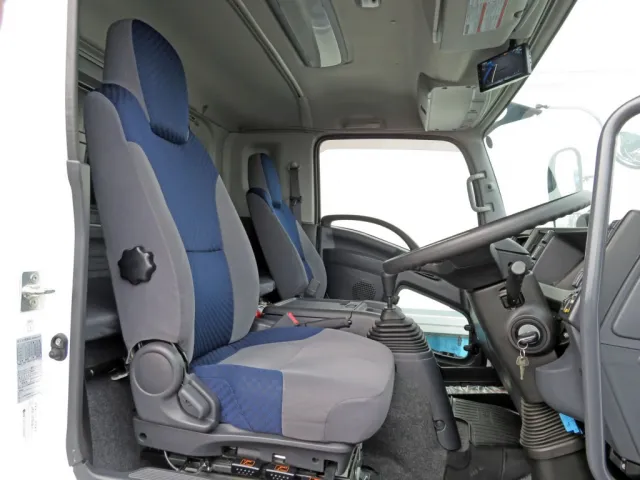 運転席座面にタバコの焦げ跡があります。|いすゞ フォワード 2PG-FRR90S2(2WD)の写真6