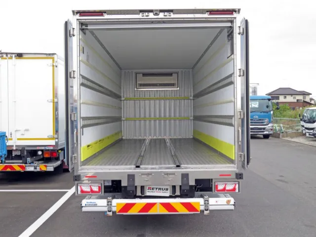 門口周りはステンレス製で床はアルミ製縞板です。|いすゞ フォワード 2PG-FRR90S2(2WD)の写真8