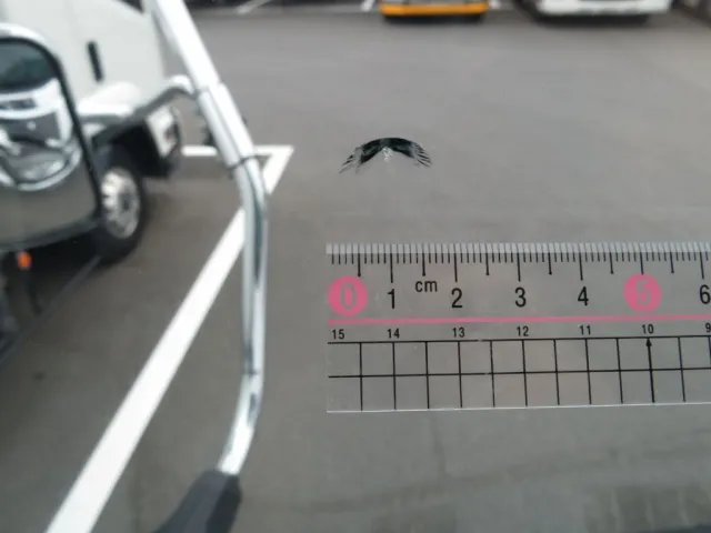 フロントガラス助手席側に飛び石跡があります。|いすゞ フォワード 2PG-FRR90S2(2WD)の写真12