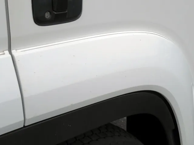 運転席ドアフェンダーに小キズがあります。|いすゞ フォワード 2PG-FRR90S2(2WD)の写真14