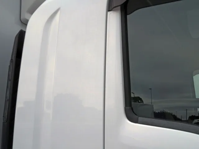 運転席側クォーターパネルに看板日焼け跡があります。|いすゞ フォワード 2PG-FRR90S2(2WD)の写真15