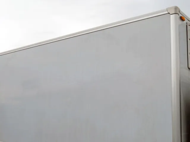 運転席側パネルに看板日焼け跡があります。|いすゞ フォワード 2PG-FRR90S2(2WD)の写真16