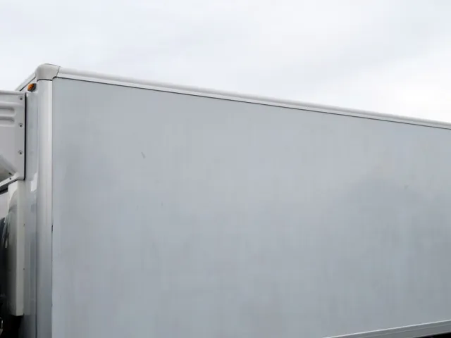 助手席側パネルに看板日焼け跡があります。|いすゞ フォワード 2PG-FRR90S2(2WD)の写真31