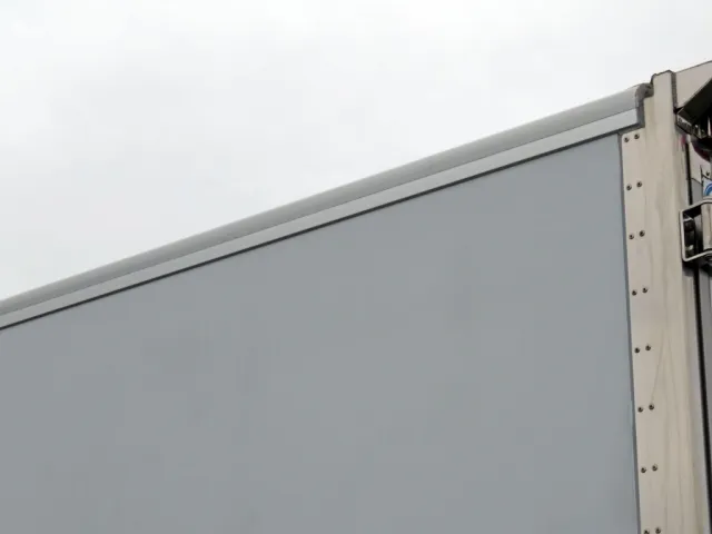 助手席側パネルに細かい線キズがあります。|いすゞ フォワード 2PG-FRR90S2(2WD)の写真32