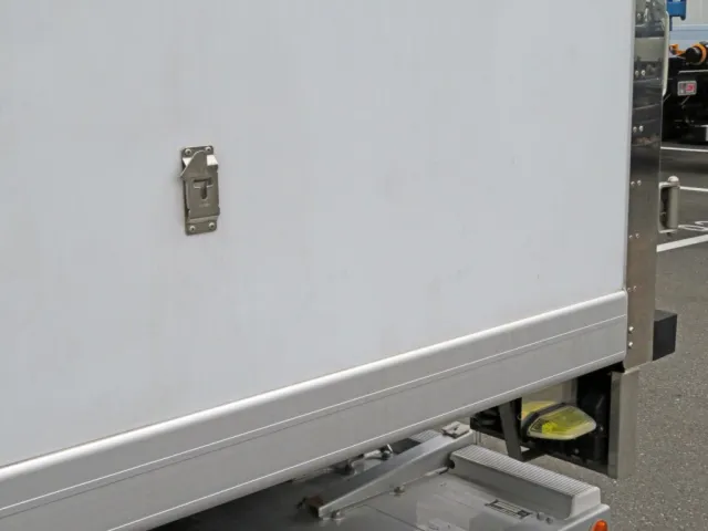 助手席側パネルに看板日焼け跡があります。|いすゞ フォワード 2PG-FRR90S2(2WD)の写真33