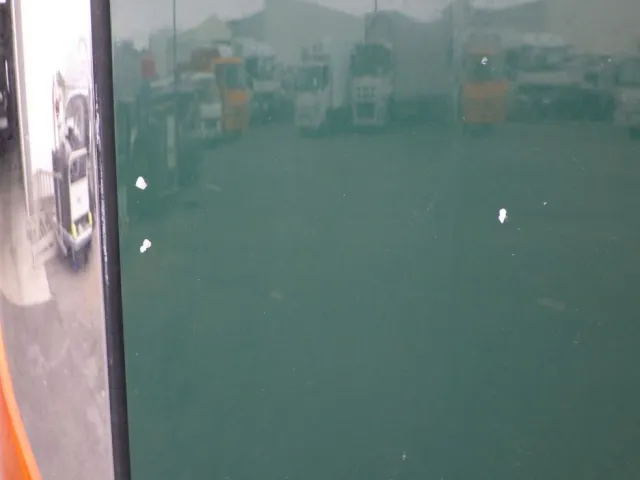 フロントパネルに飛び石キズがあります。|日野 プロフィア QDG-SS1EKDAの写真22