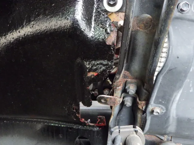 排気パイプ周りカバーに腐食・穴があります。|日野 プロフィア QDG-SS1EKDAの写真31