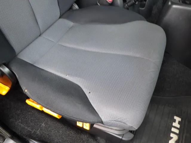 運転席座面にヘタリ・穴があります。|日野 プロフィア QDG-SS1EKDAの写真33