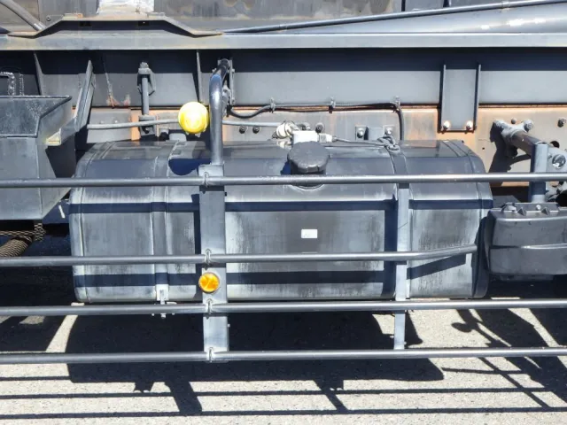 燃料タンクは300Lです。|三菱 スーパーグレート 2PG-FV70HZの写真15