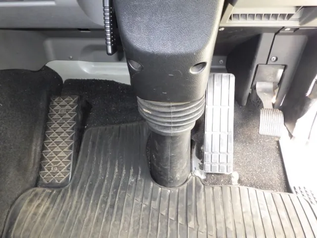 3ペダルです。|三菱 スーパーグレート 2PG-FV70HZの写真21