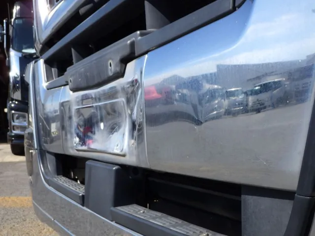 フロントバンパーにヘコミがあります。|三菱 スーパーグレート 2PG-FV70HZの写真27