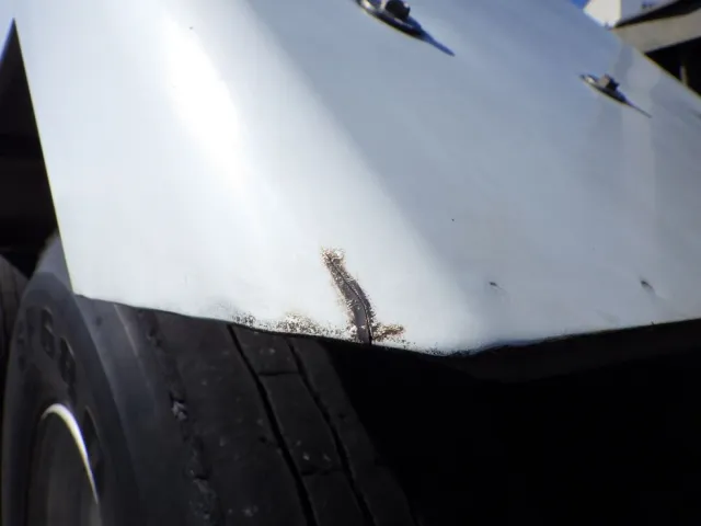 リヤフェンダーの運転席側にヒビがあります。|三菱 スーパーグレート 2PG-FV70HZの写真30