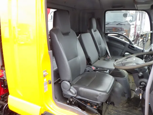乗車定員は3名です。|いすゞ フォワード 2RG-FRR90S2(2WD)の写真8