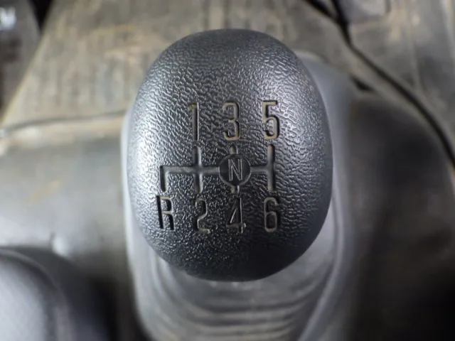 MT６速です。|いすゞ フォワード 2RG-FRR90S2(2WD)の写真20