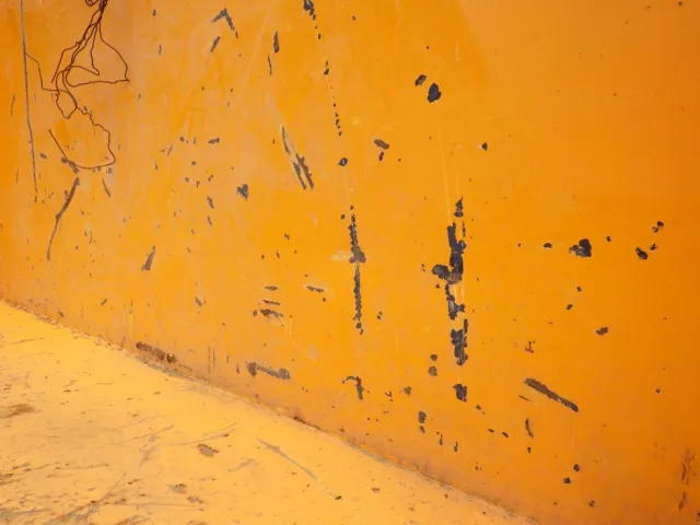 荷台内側にキズ・サビ・ヘコミがあります。|いすゞ フォワード 2RG-FRR90S2(2WD)の写真36