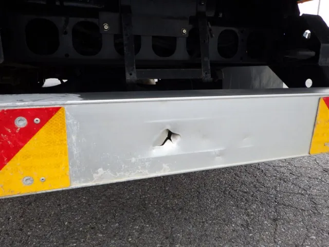 リヤバンパーにキズ・ヘコミ・穴があります。|いすゞ フォワード 2RG-FRR90S2(2WD)の写真40