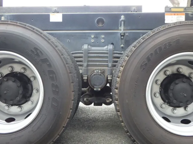 タイヤ間の状態です。|いすゞ ギガ 2PG-CXZ77CTの写真5