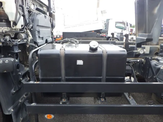 燃料タンクは290Lです。|いすゞ ギガ 2PG-CXZ77CTの写真16