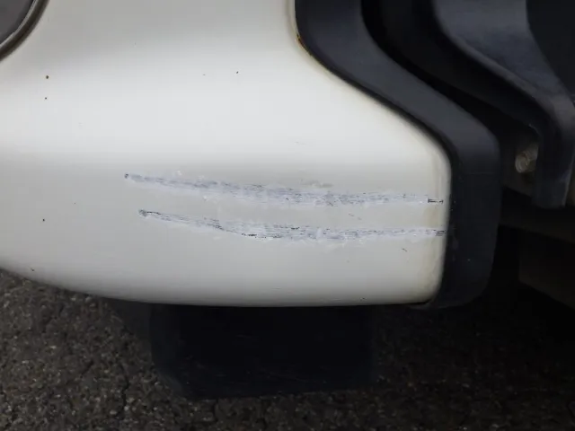 フロントバンパーの助手席側にキズ・塗装跡があります。|いすゞ ギガ 2PG-CXZ77CTの写真25