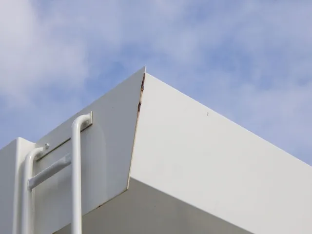 シートデッキの両サイドにサビがあります。|いすゞ ギガ 2PG-CXZ77CTの写真27