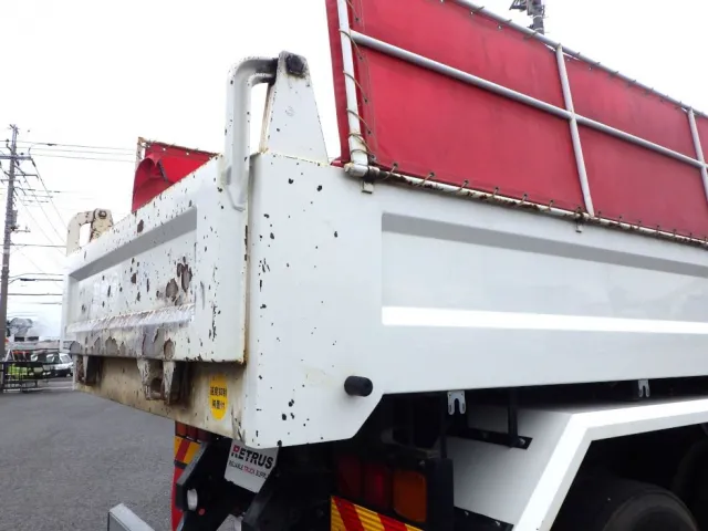 ボディー後方の両サイドに塗装の剝がれがあります。|いすゞ ギガ 2PG-CXZ77CTの写真28