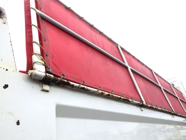 左右のシートアームにサビがあります。|いすゞ ギガ 2PG-CXZ77CTの写真29