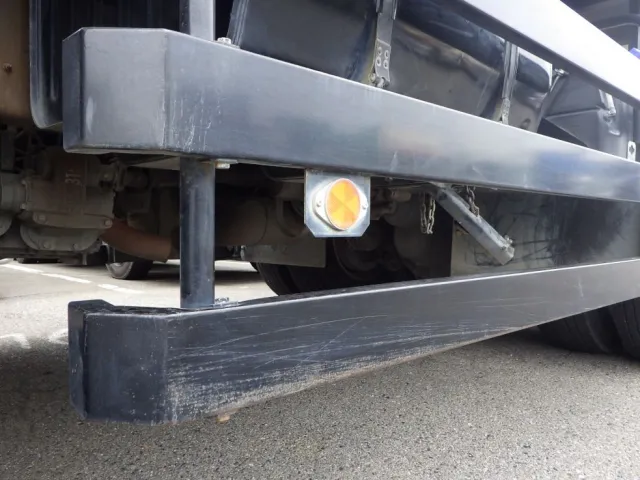 助手席側サイドバンパーにキズ・サビがあります。(運転席側にもあります)|いすゞ ギガ 2PG-CXZ77CTの写真31