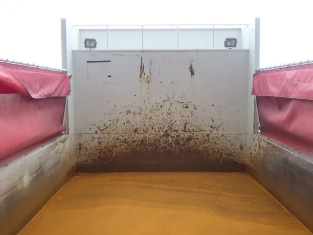 プロテクター裏側にキズ・サビ・ヘコミがあります。|いすゞ ギガ 2PG-CXZ77CTの写真33