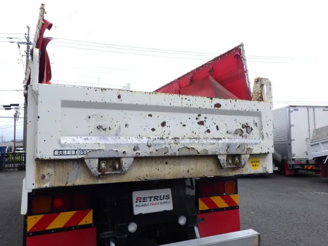 リヤ周りにキズ・サビ・塗装跡があります。|いすゞ ギガ 2PG-CXZ77CTの写真35