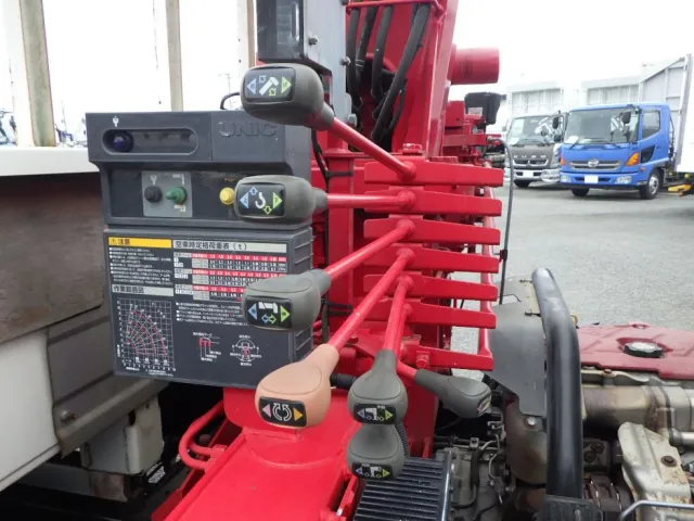 クレーンの操作レバーです。|日野 デュトロ TKG-XZU650M(2WD)の写真12
