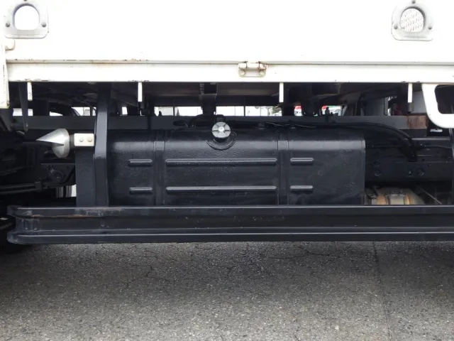 燃料タンクは１００Lです。|日野 デュトロ TKG-XZU650M(2WD)の写真17