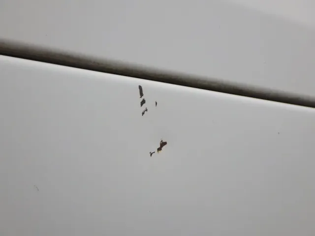 フロントパネルにキズ・サビがあります。|日野 デュトロ TKG-XZU650M(2WD)の写真24