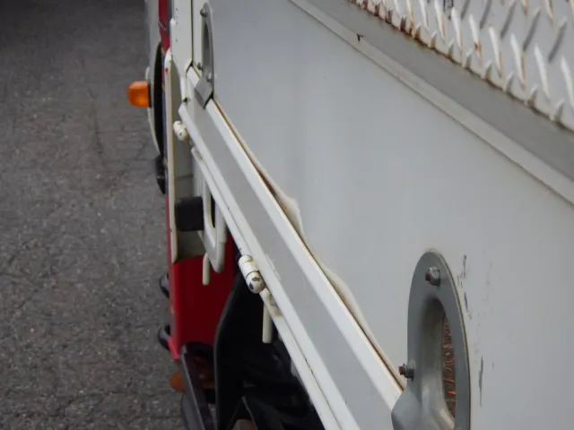 助手席側アオリに歪みがあります。|日野 デュトロ TKG-XZU650M(2WD)の写真31