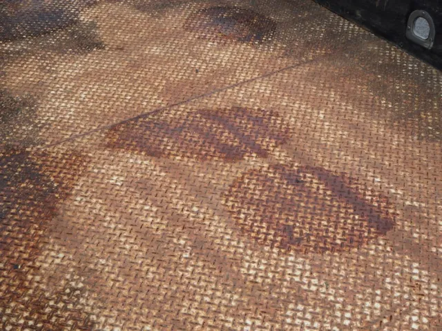 床鉄板にキズ・サビ・ヘコミがあります。|日野 デュトロ TKG-XZU650M(2WD)の写真36