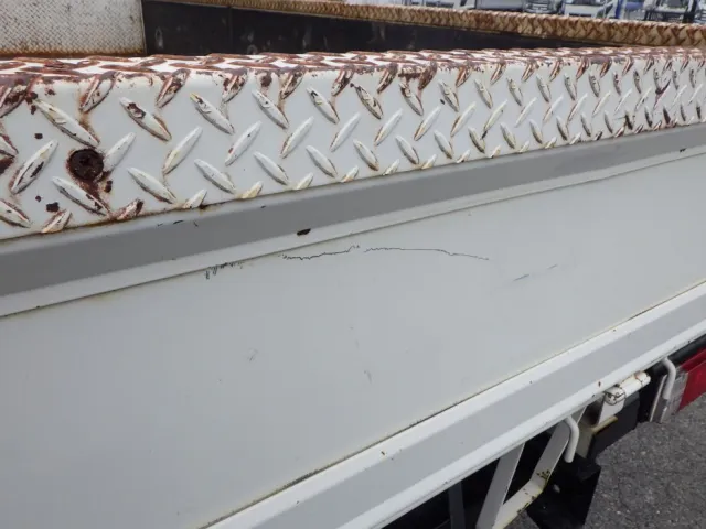 リヤアオリにキズ・サビがあります。|日野 デュトロ TKG-XZU650M(2WD)の写真37