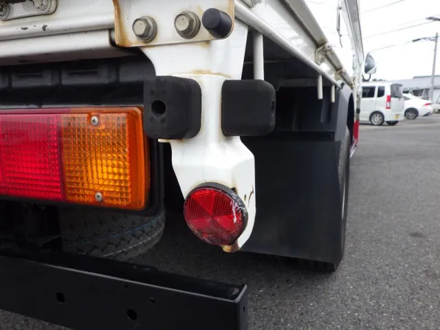 左右のリフレクターステーに曲がりがあります。|日野 デュトロ TKG-XZU650M(2WD)の写真38
