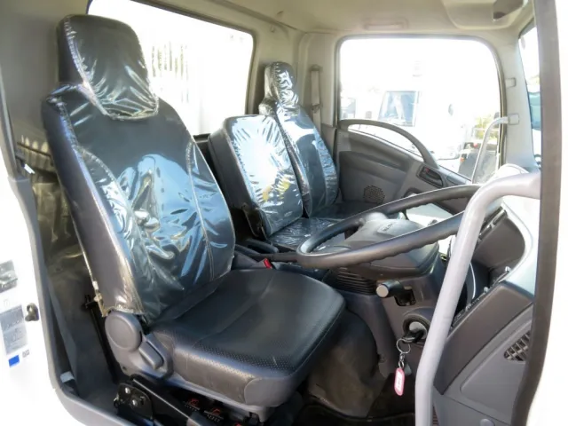 運転席座面にヘタリ・破れがあります。（乗車定員は3名です）|いすゞ フォワード 2PG-FRR90S1(2WD)の写真6