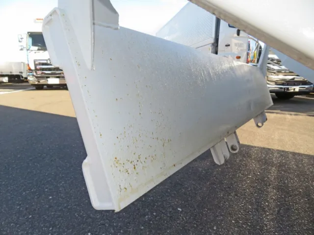 リアゲート内側にサビ・ザラツキがあります。|いすゞ フォワード 2PG-FRR90S1(2WD)の写真12