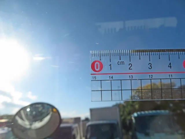 フロントガラス助手席側に小キズがあります。|いすゞ フォワード 2PG-FRR90S1(2WD)の写真17